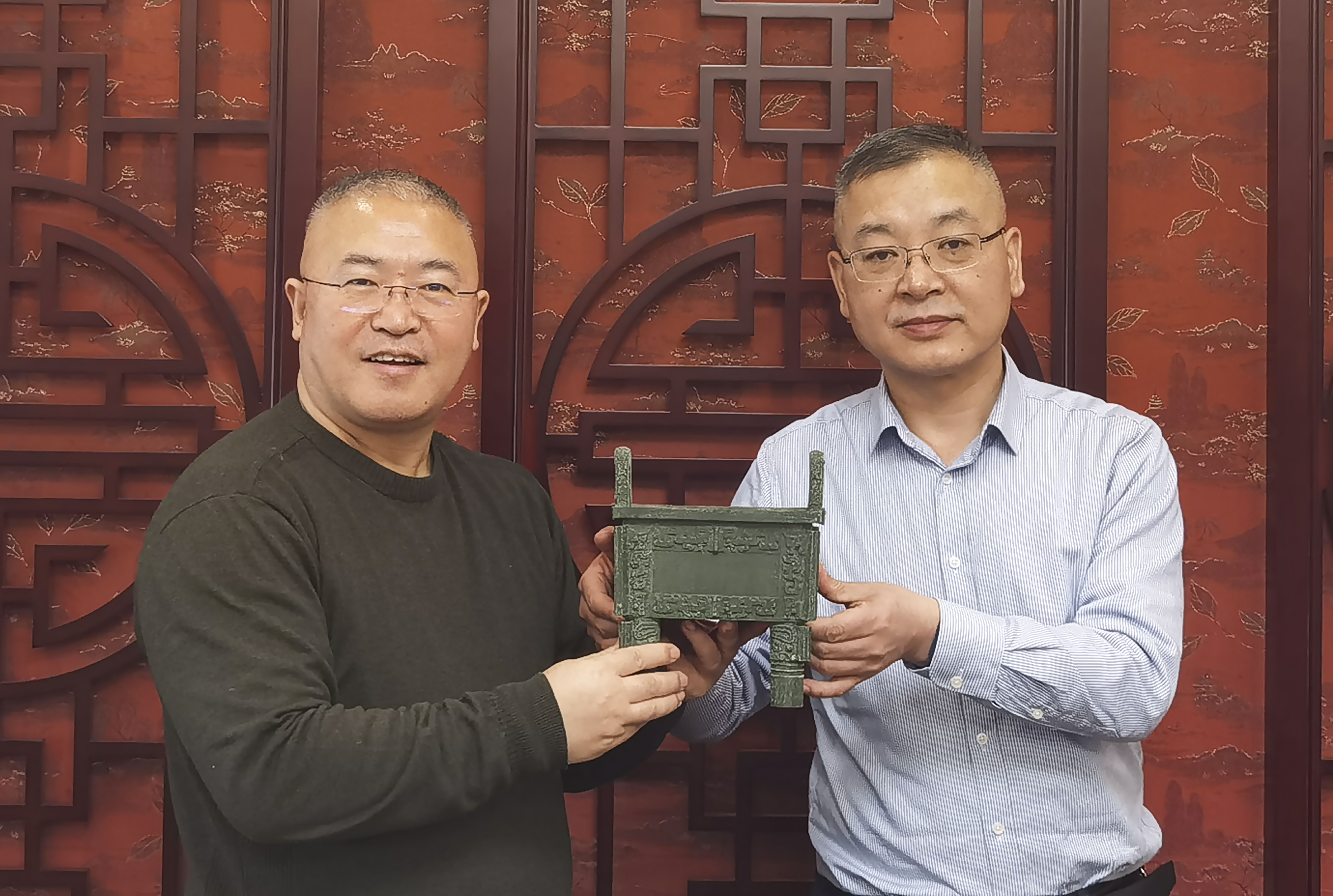 1676856948803849.jpg 2023年2月19日安阳市第五人民医院为名医大典送上宝鼎.jpg