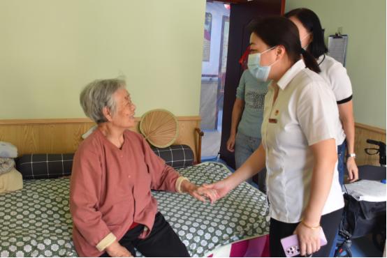 点击看大图 情暖重阳节 浓浓敬老情 ——齐商银行开展重阳节敬老活动