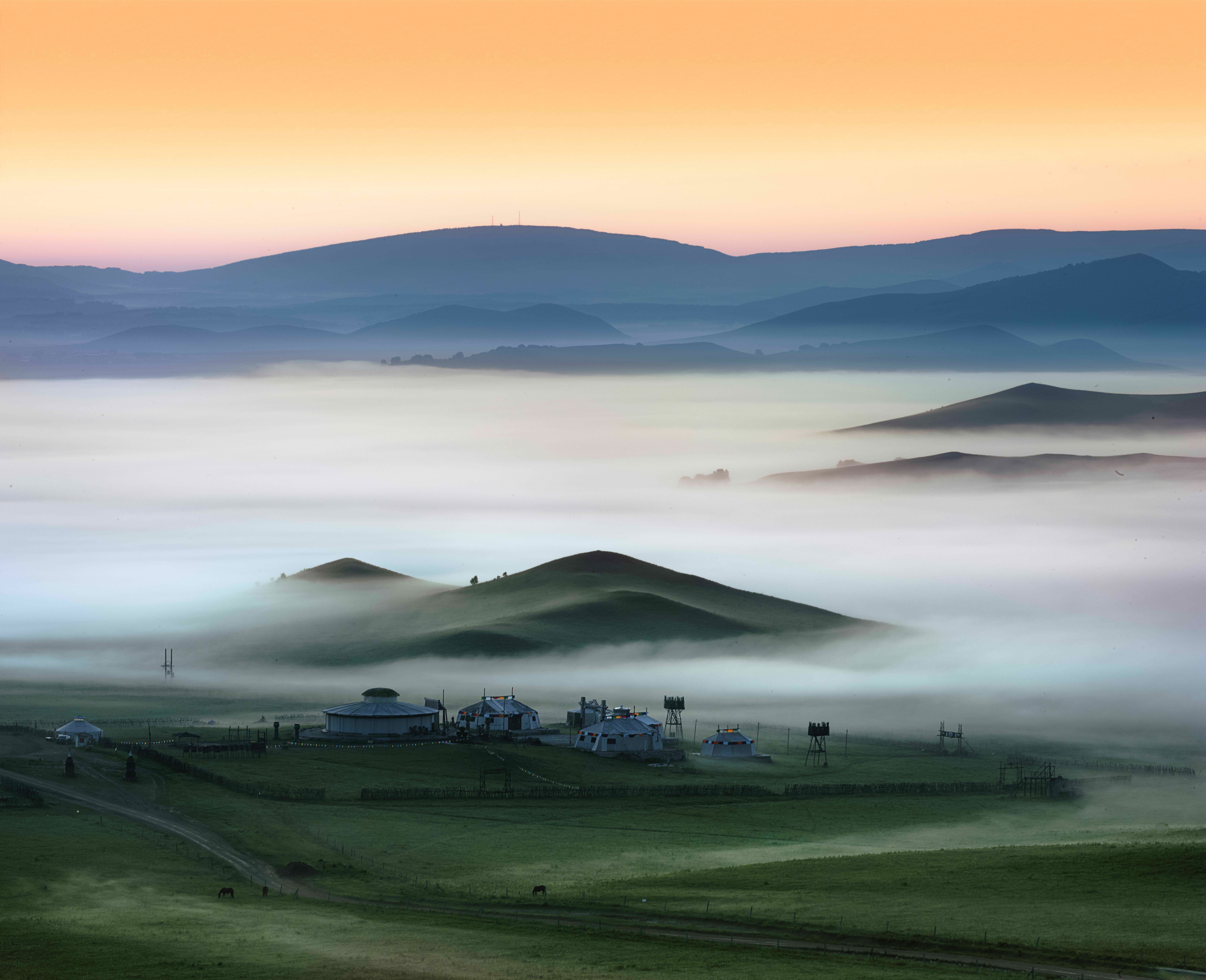 1609903320719852.jpg 《坝上晨雾》 国家摄影 何世红 摄_omni.jpg