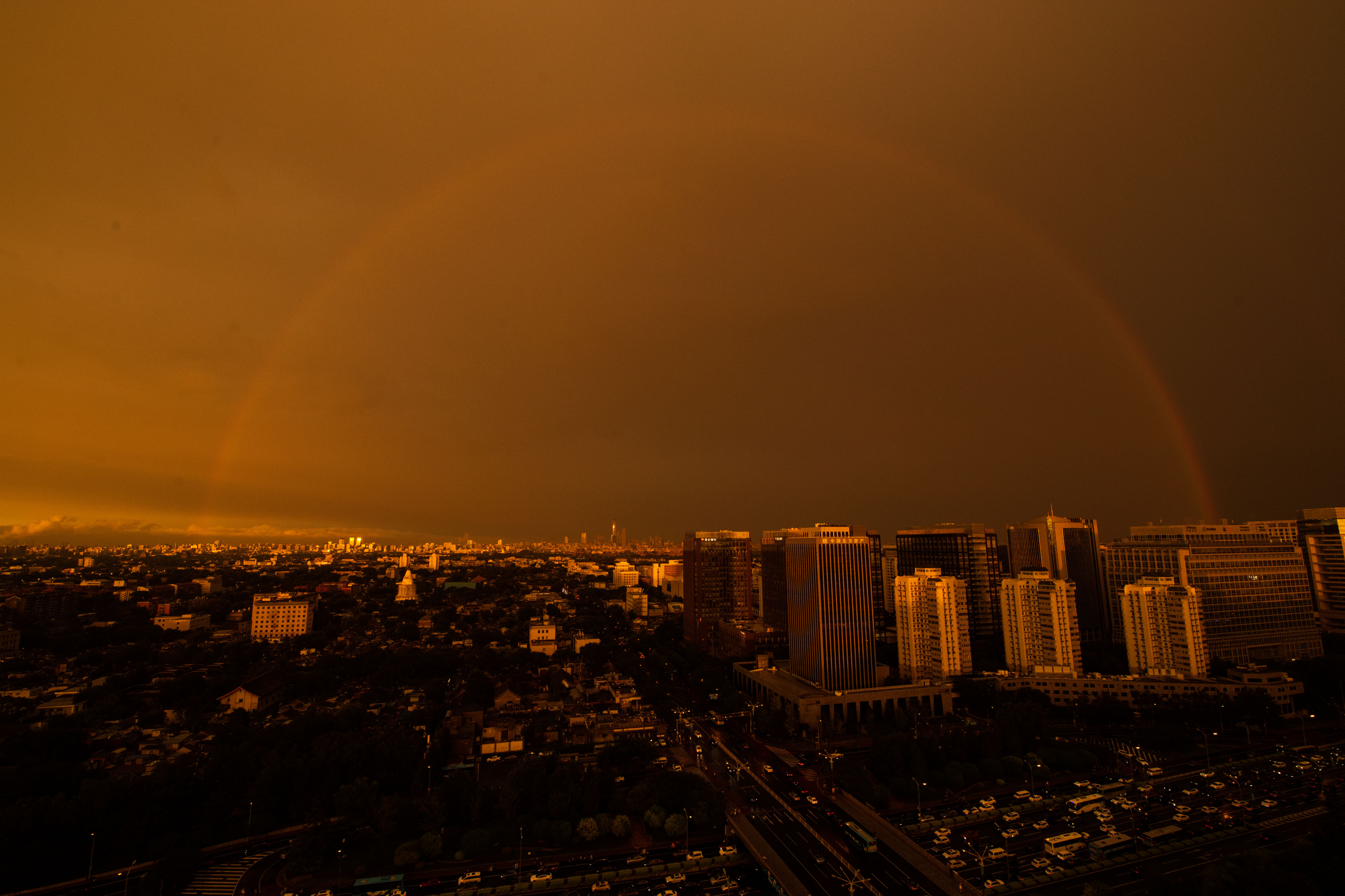 1755618748928744.jpg 2025年8月19日办公室窗前拍摄彩虹-1.jpg