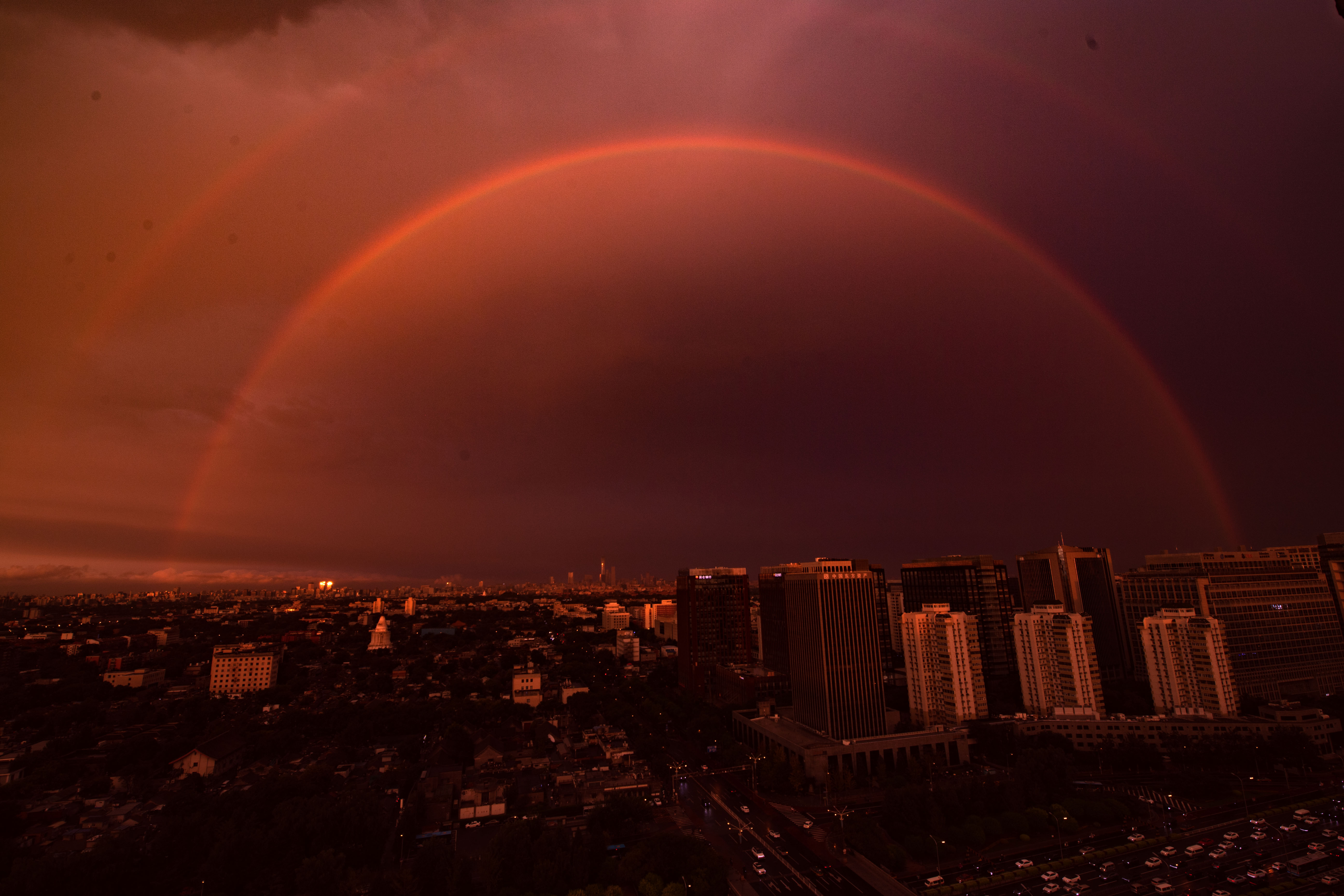 1755618818385713.jpg 2025年8月19日办公室窗前拍摄彩虹-3.jpg