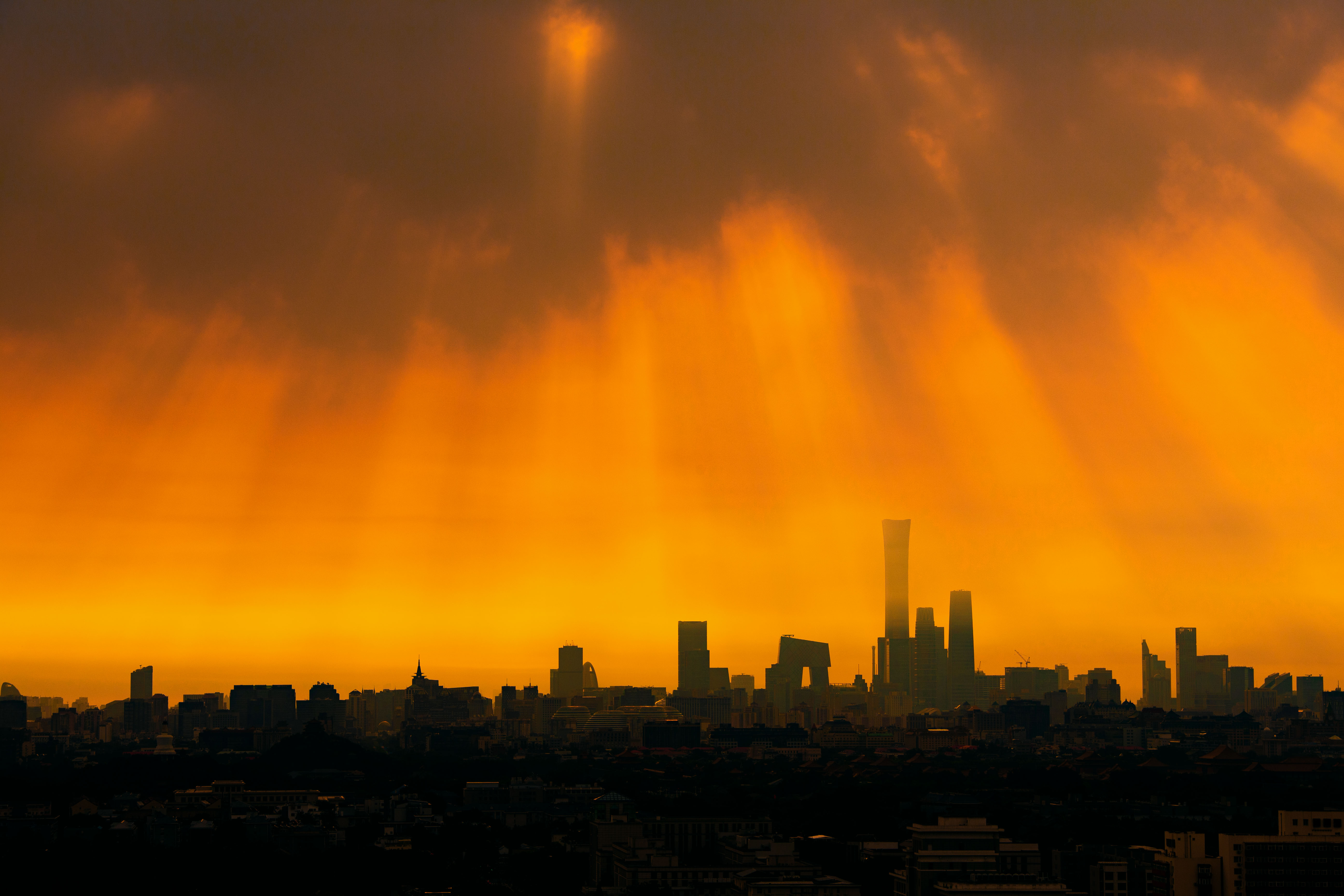 1756774462124031.jpg 2025-9-2-中国尊上空的耶稣光-3.jpg