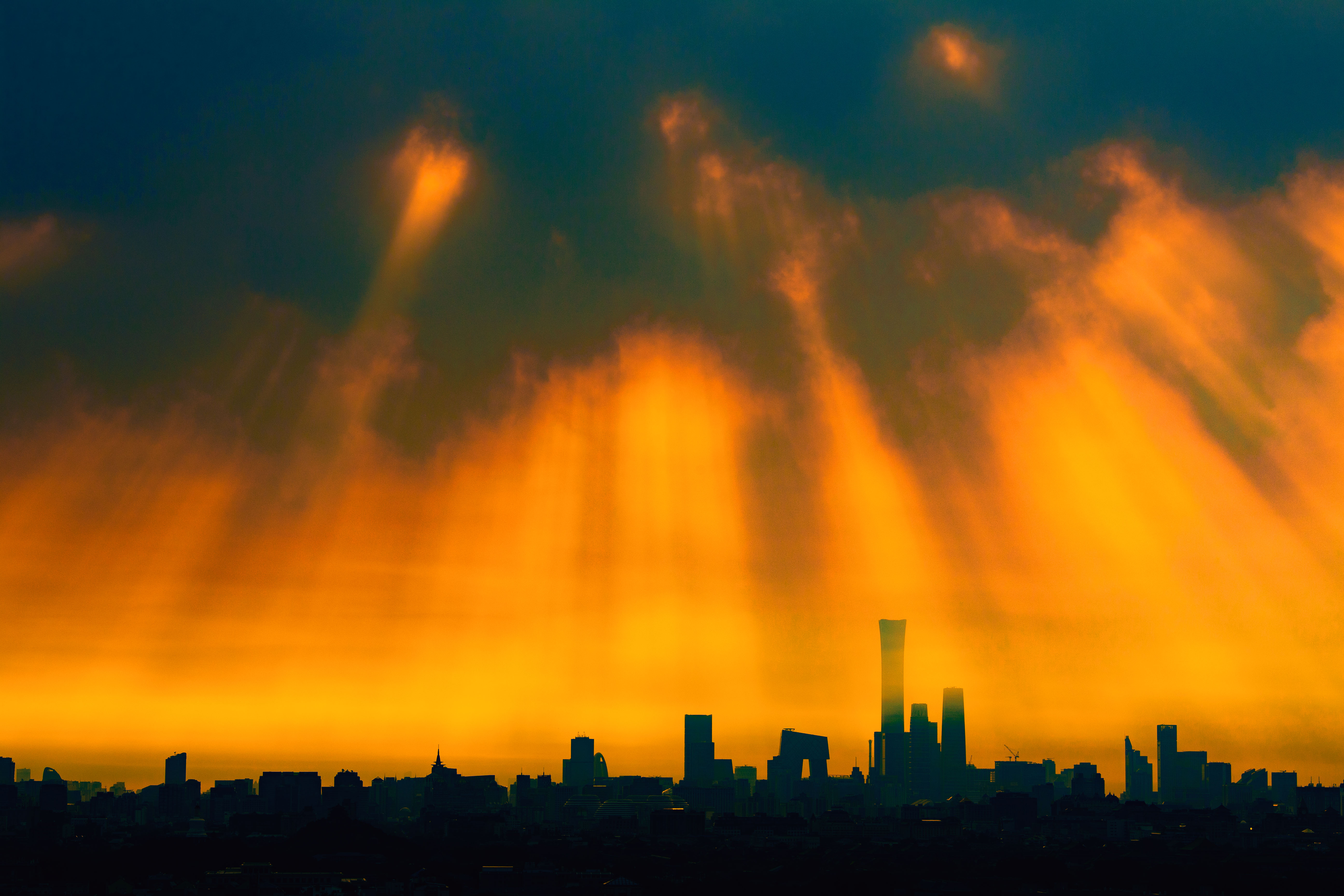 1756774472633485.jpg 2025-9-2-中国尊上空的耶稣光-4.jpg