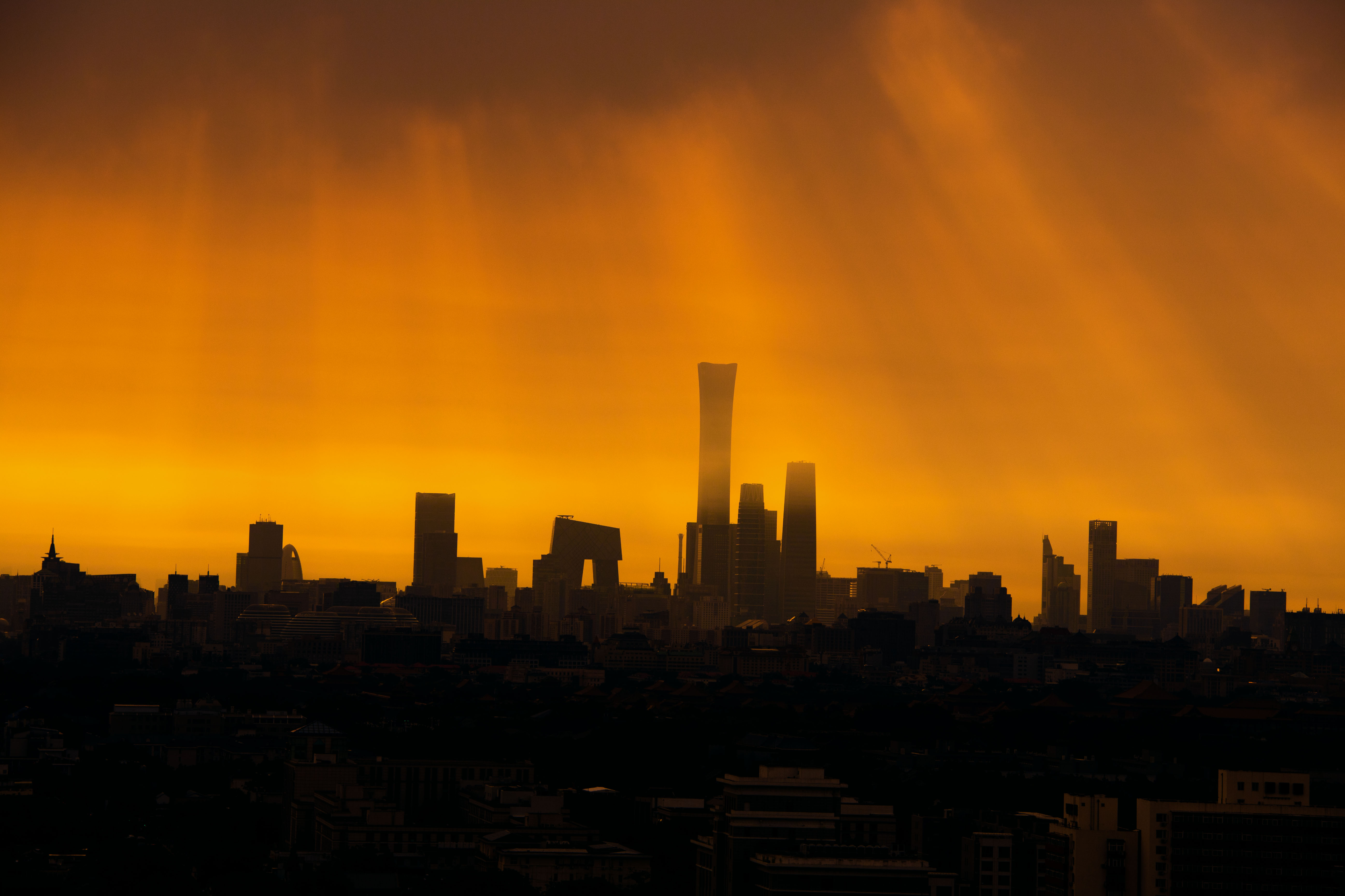 1756774449360849.jpg 2025-9-2-中国尊上空的耶稣光-2.jpg