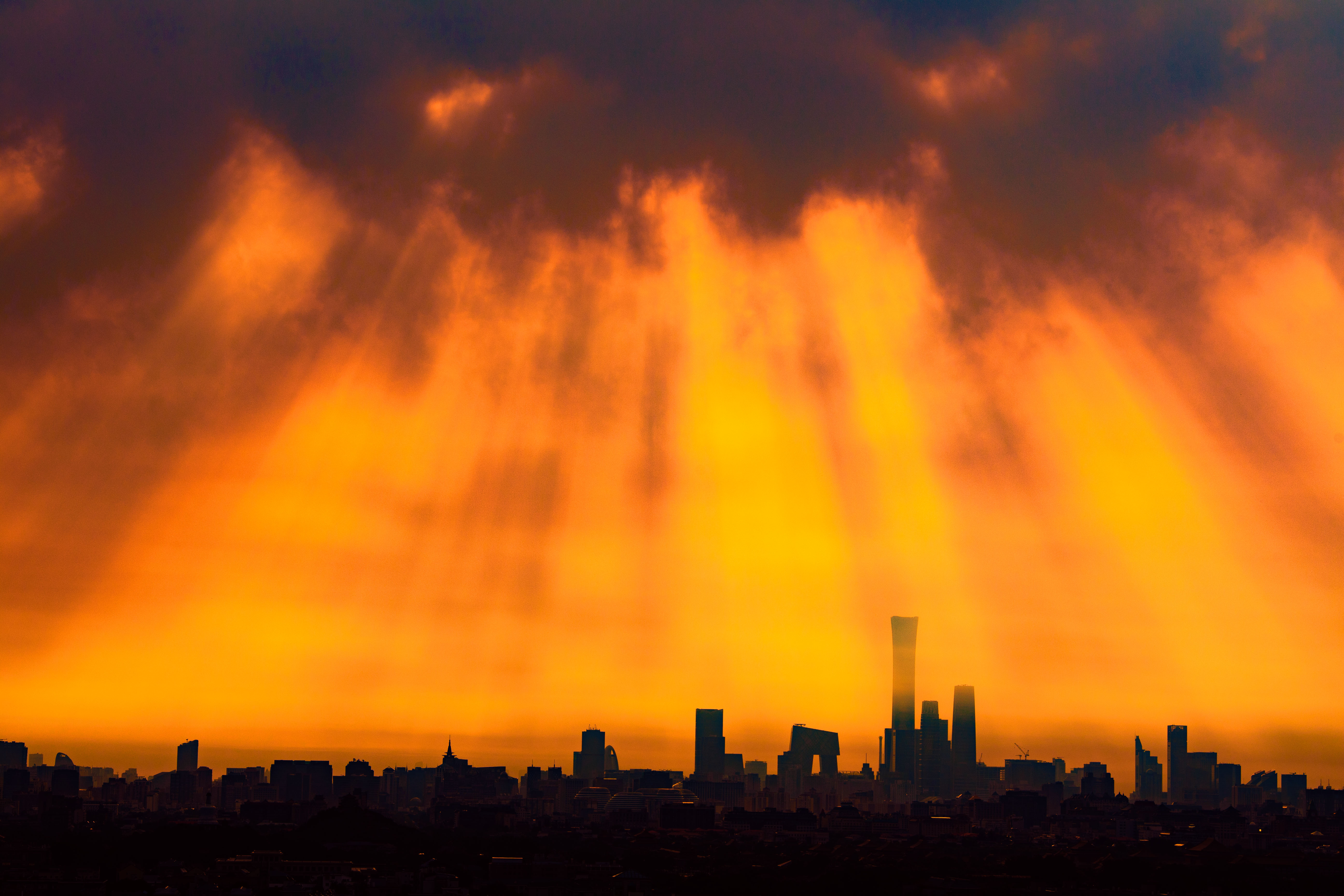 1756774483514755.jpg 2025-9-2-中国尊上空的耶稣光-5.jpg