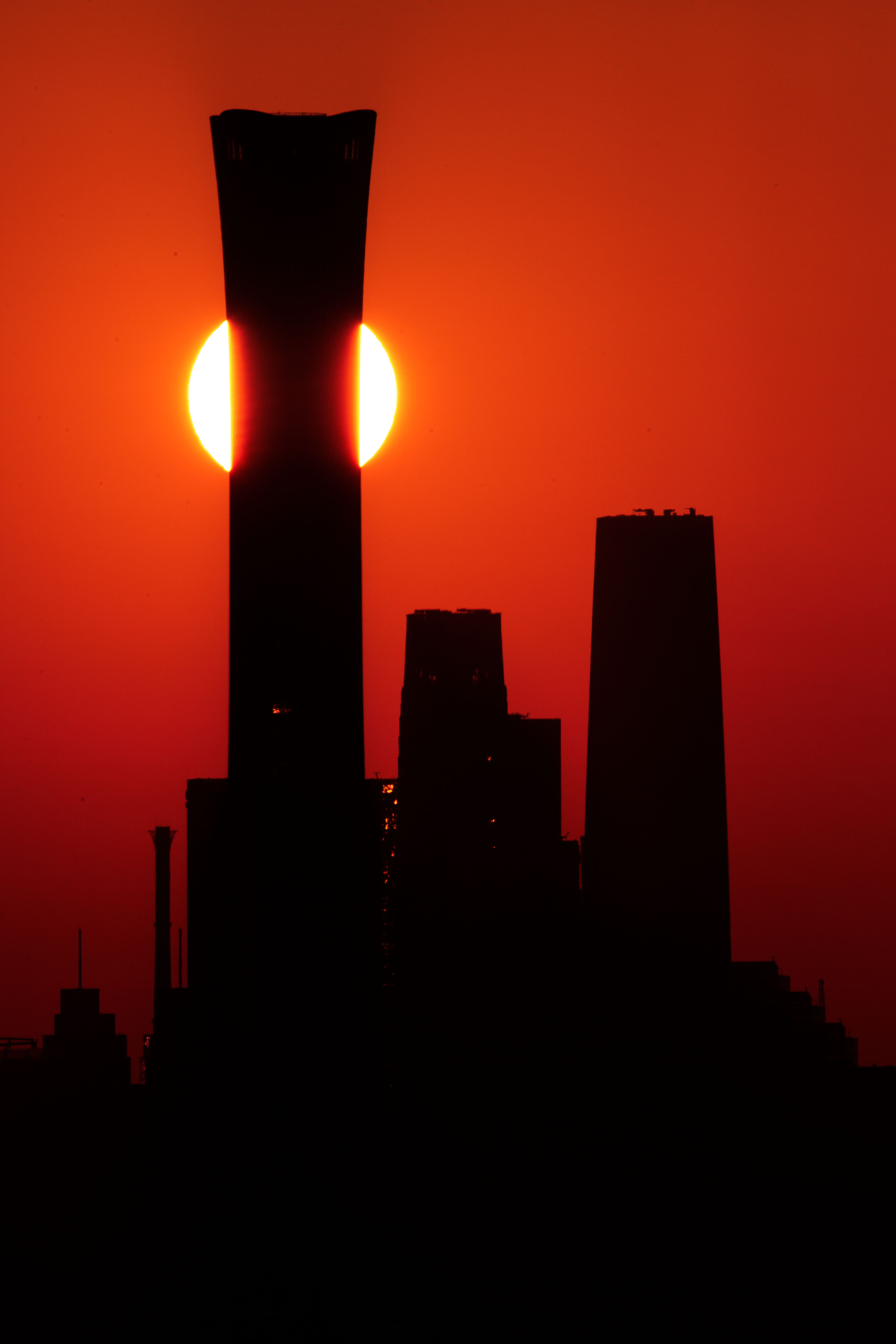 1709864571521549.jpg 2024年3月8日办公室拍摄中国尊日出-6-2.jpg